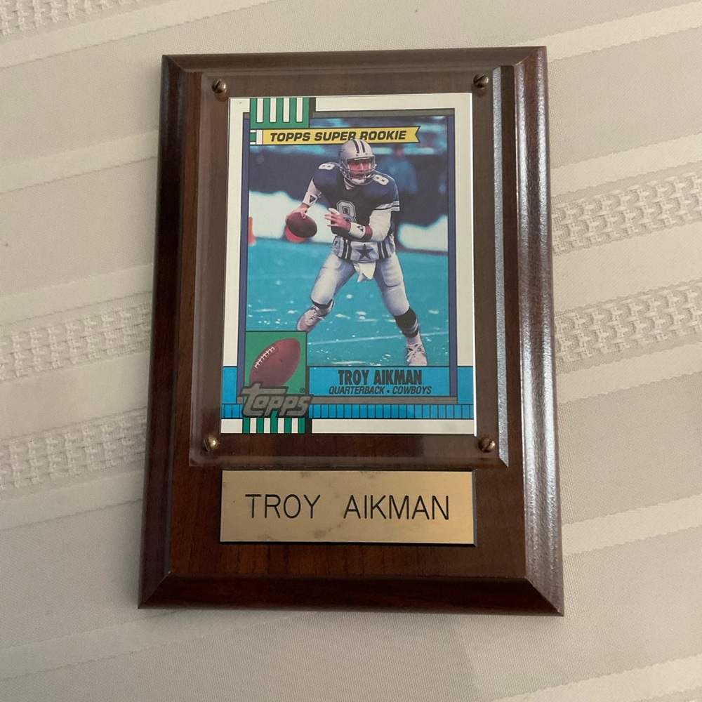 1990 TOPPS TROY AIKMAN SUPER ROOKIE CARD IN WOOD PLAQUE. #482